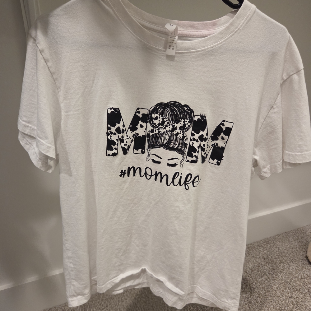 Stylish White #MomLife Graphic Tee